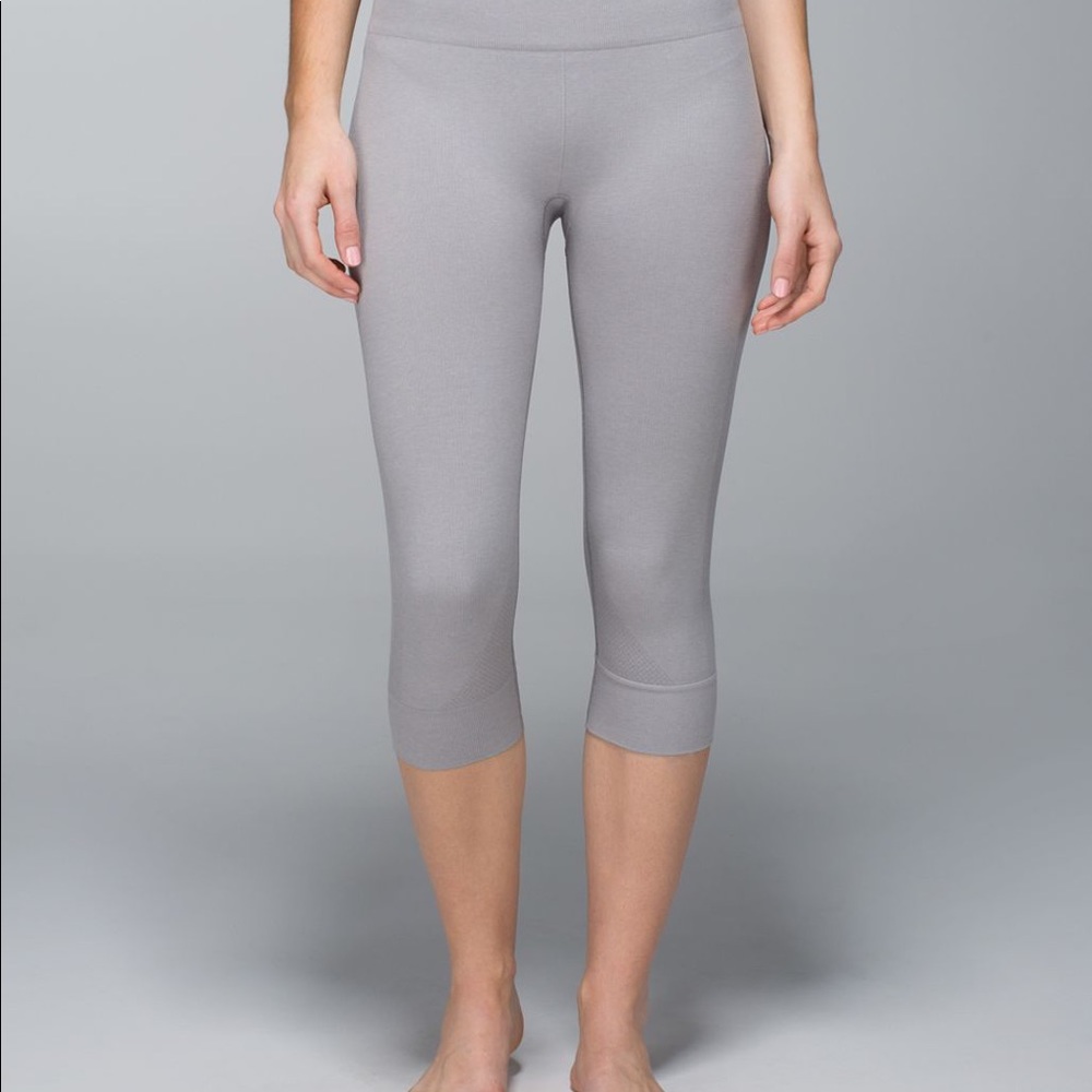 LULULEMON Seamlessly Street Crop (in Heathered Medium Grey - Size 8)